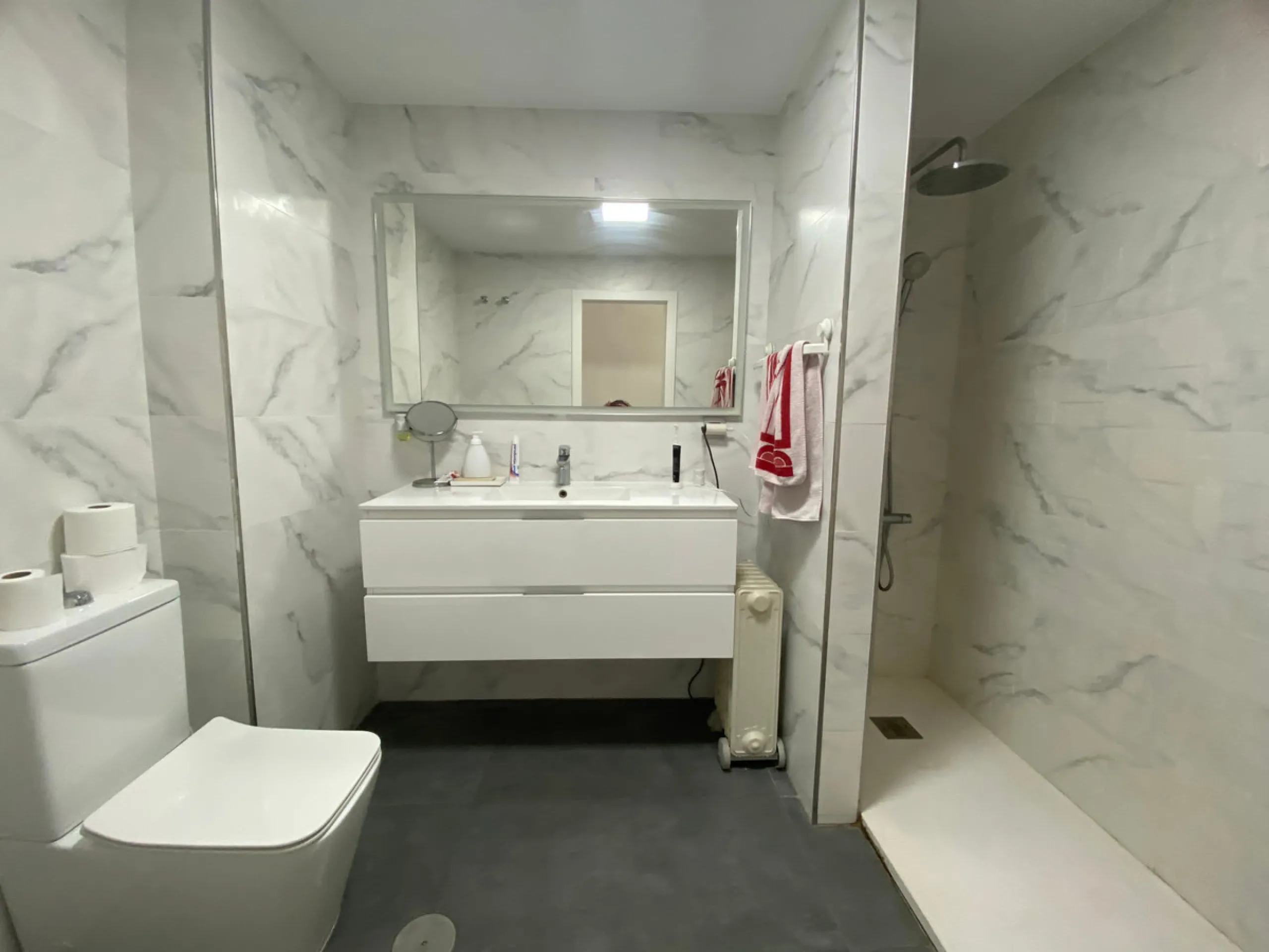 This beachside apartment is a unique investment opportunity. Facing south and west, it offers luminosity all day and impressive views of the sea, the coast, mountains and a castle. Renovated and in excellent condition, it has a fully equipped kitchen, mar