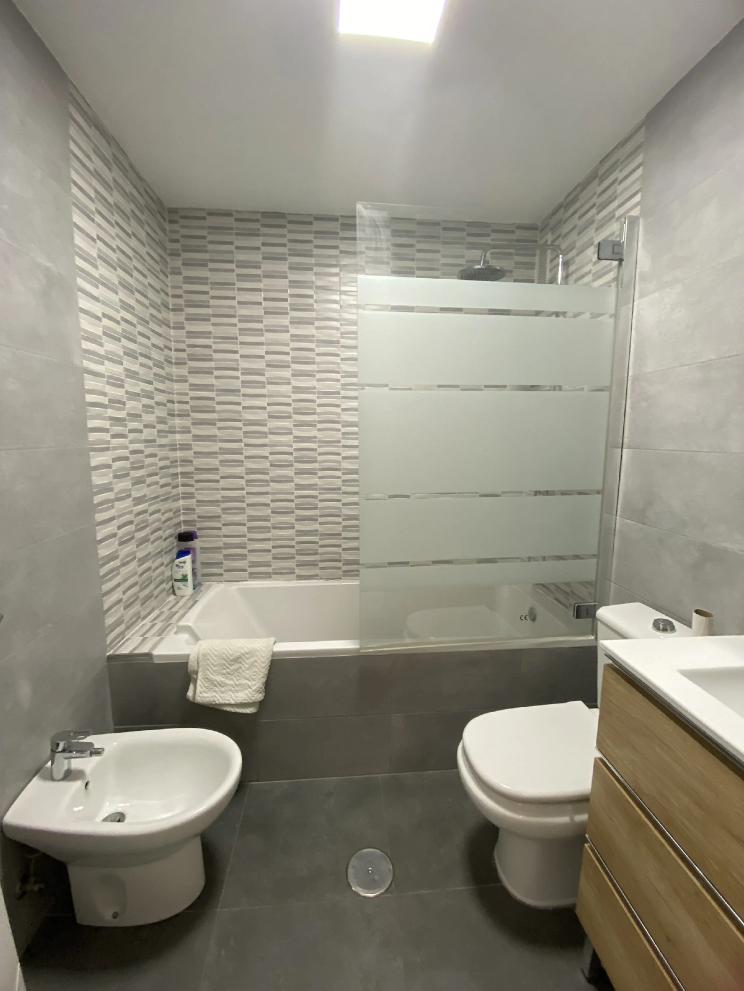 This beachside apartment is a unique investment opportunity. Facing south and west, it offers luminosity all day and impressive views of the sea, the coast, mountains and a castle. Renovated and in excellent condition, it has a fully equipped kitchen, mar