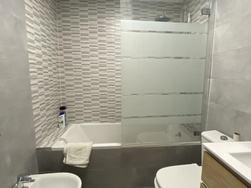 This beachside apartment is a unique investment opportunity. Facing south and west, it offers luminosity all day and impressive views of the sea, the coast, mountains and a castle. Renovated and in excellent condition, it has a fully equipped kitchen, mar