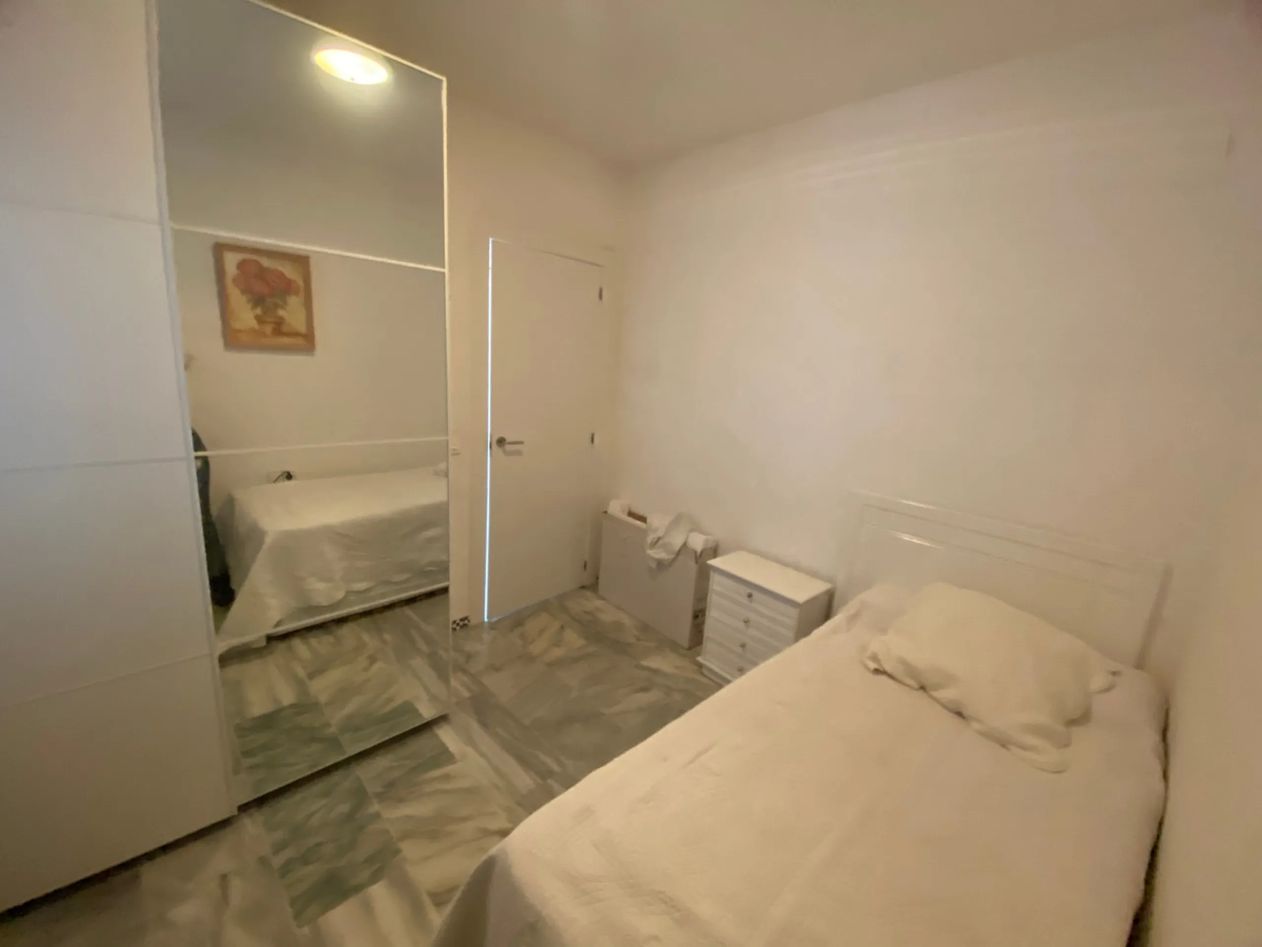 This beachside apartment is a unique investment opportunity. Facing south and west, it offers luminosity all day and impressive views of the sea, the coast, mountains and a castle. Renovated and in excellent condition, it has a fully equipped kitchen, mar