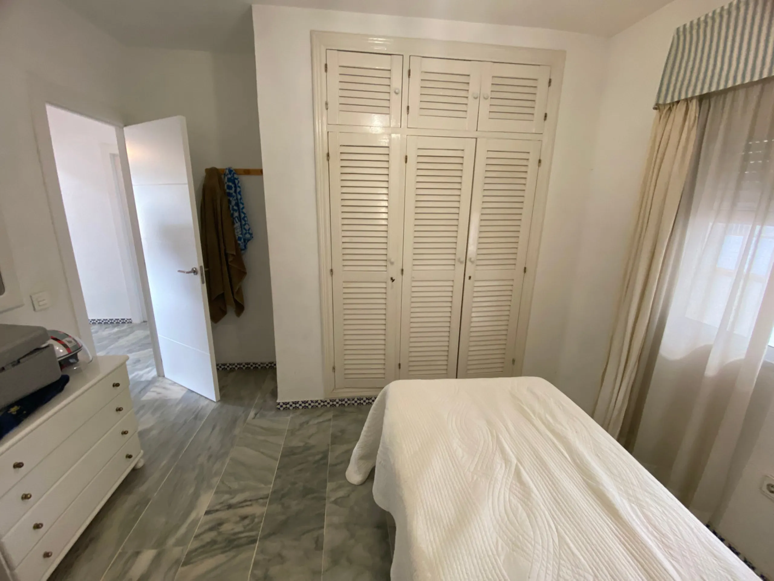 This beachside apartment is a unique investment opportunity. Facing south and west, it offers luminosity all day and impressive views of the sea, the coast, mountains and a castle. Renovated and in excellent condition, it has a fully equipped kitchen, mar