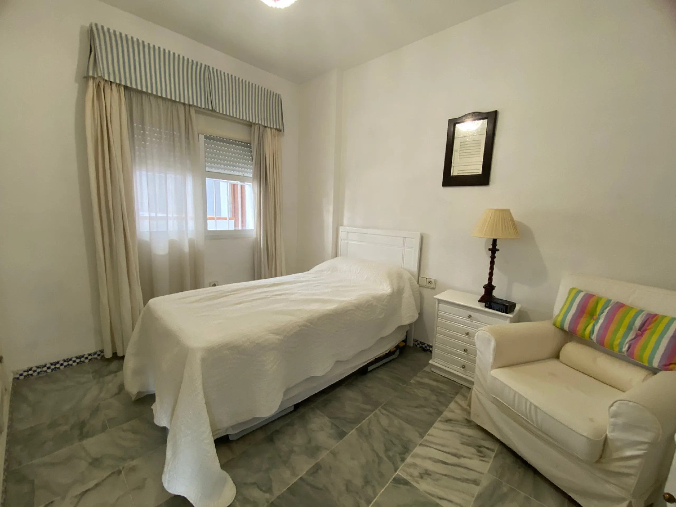 This beachside apartment is a unique investment opportunity. Facing south and west, it offers luminosity all day and impressive views of the sea, the coast, mountains and a castle. Renovated and in excellent condition, it has a fully equipped kitchen, mar