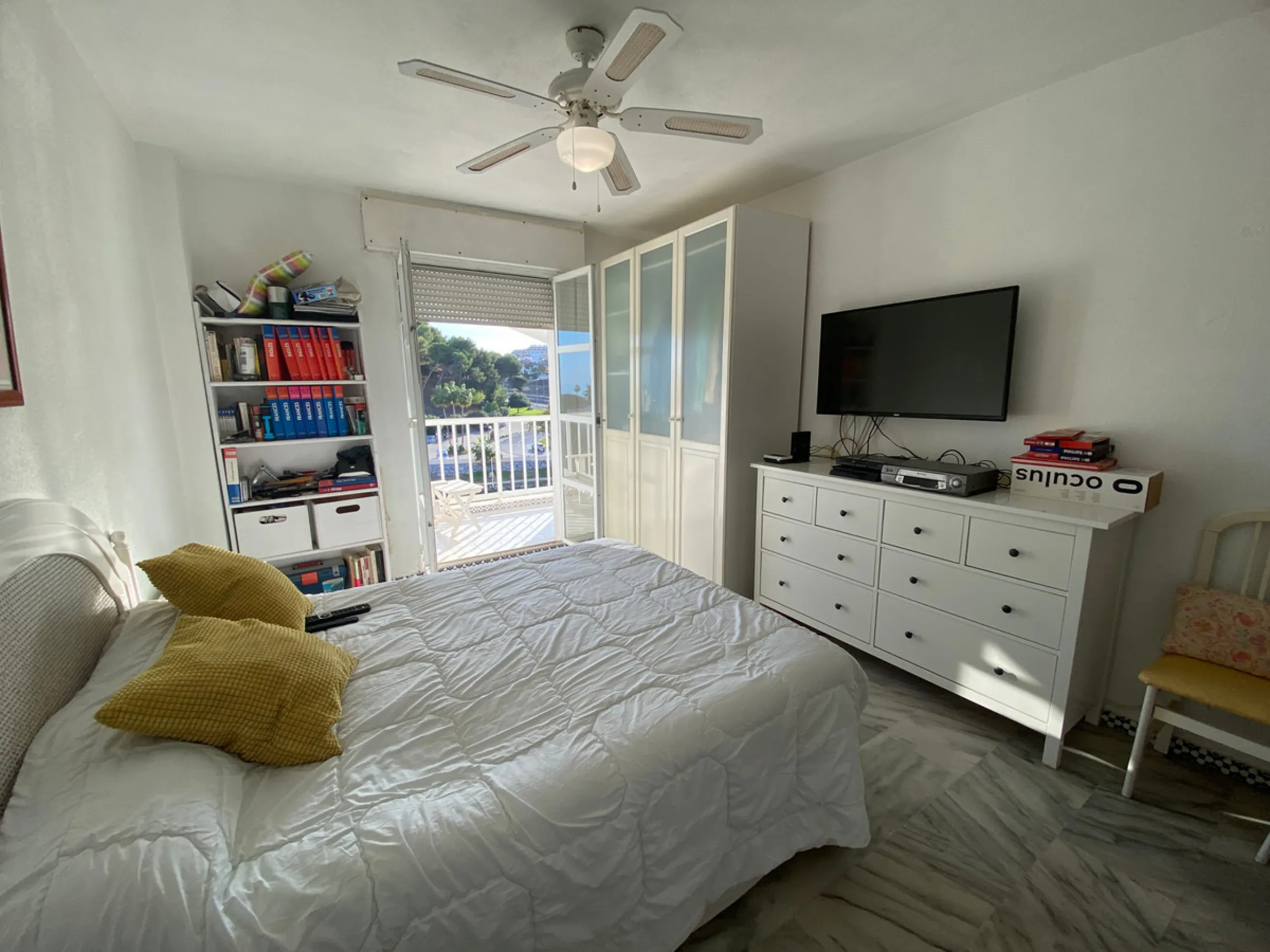 This beachside apartment is a unique investment opportunity. Facing south and west, it offers luminosity all day and impressive views of the sea, the coast, mountains and a castle. Renovated and in excellent condition, it has a fully equipped kitchen, mar