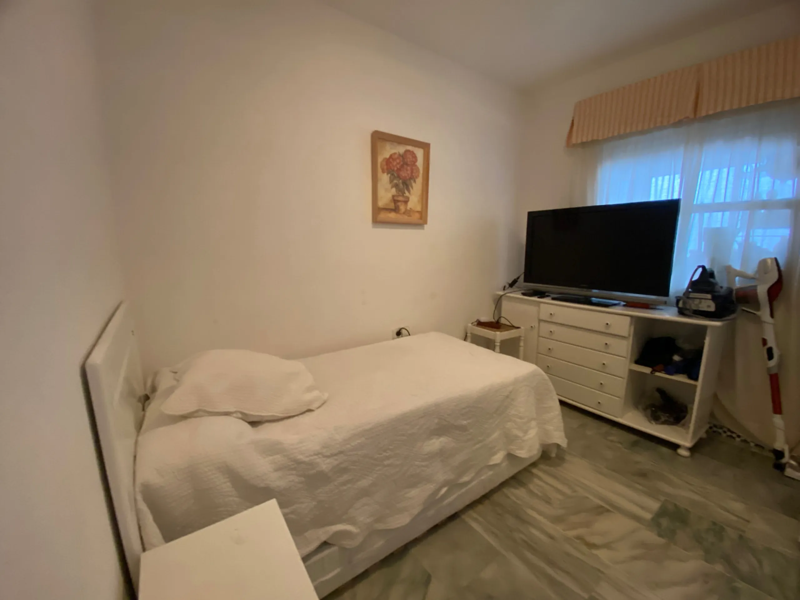 This beachside apartment is a unique investment opportunity. Facing south and west, it offers luminosity all day and impressive views of the sea, the coast, mountains and a castle. Renovated and in excellent condition, it has a fully equipped kitchen, mar
