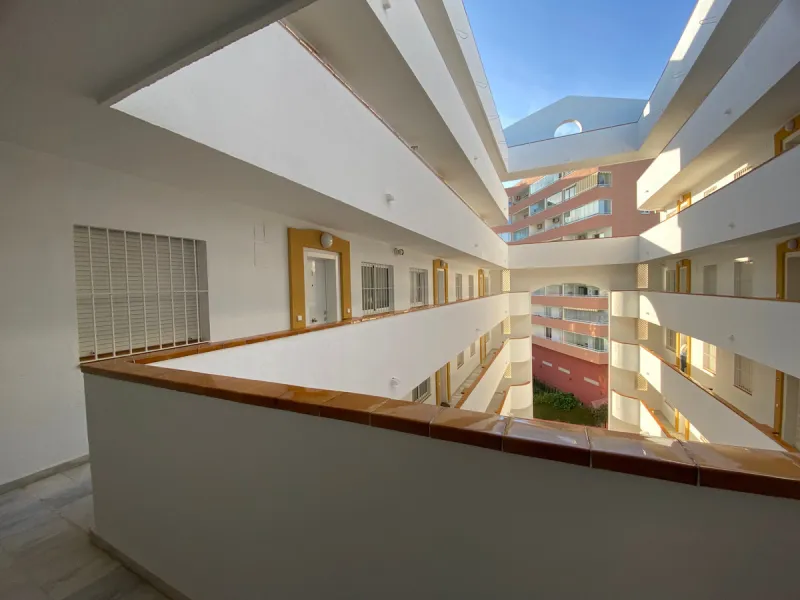 This beachside apartment is a unique investment opportunity. Facing south and west, it offers luminosity all day and impressive views of the sea, the coast, mountains and a castle. Renovated and in excellent condition, it has a fully equipped kitchen, mar
