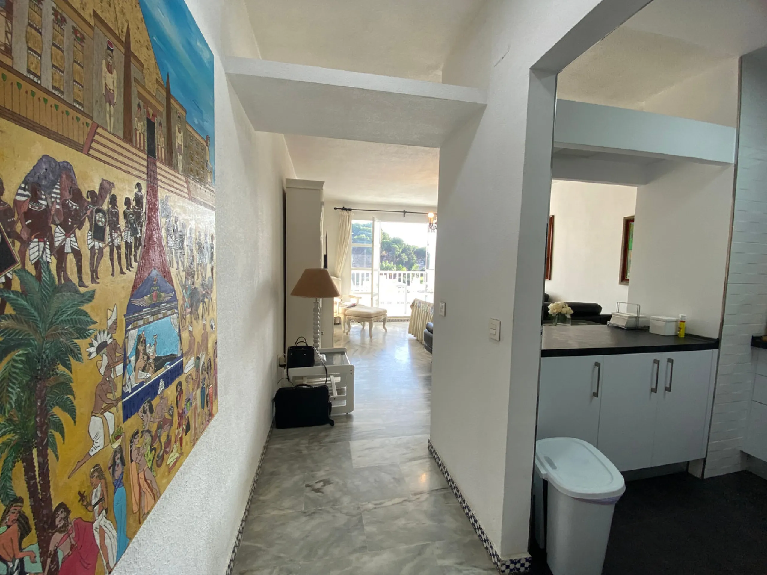This beachside apartment is a unique investment opportunity. Facing south and west, it offers luminosity all day and impressive views of the sea, the coast, mountains and a castle. Renovated and in excellent condition, it has a fully equipped kitchen, mar