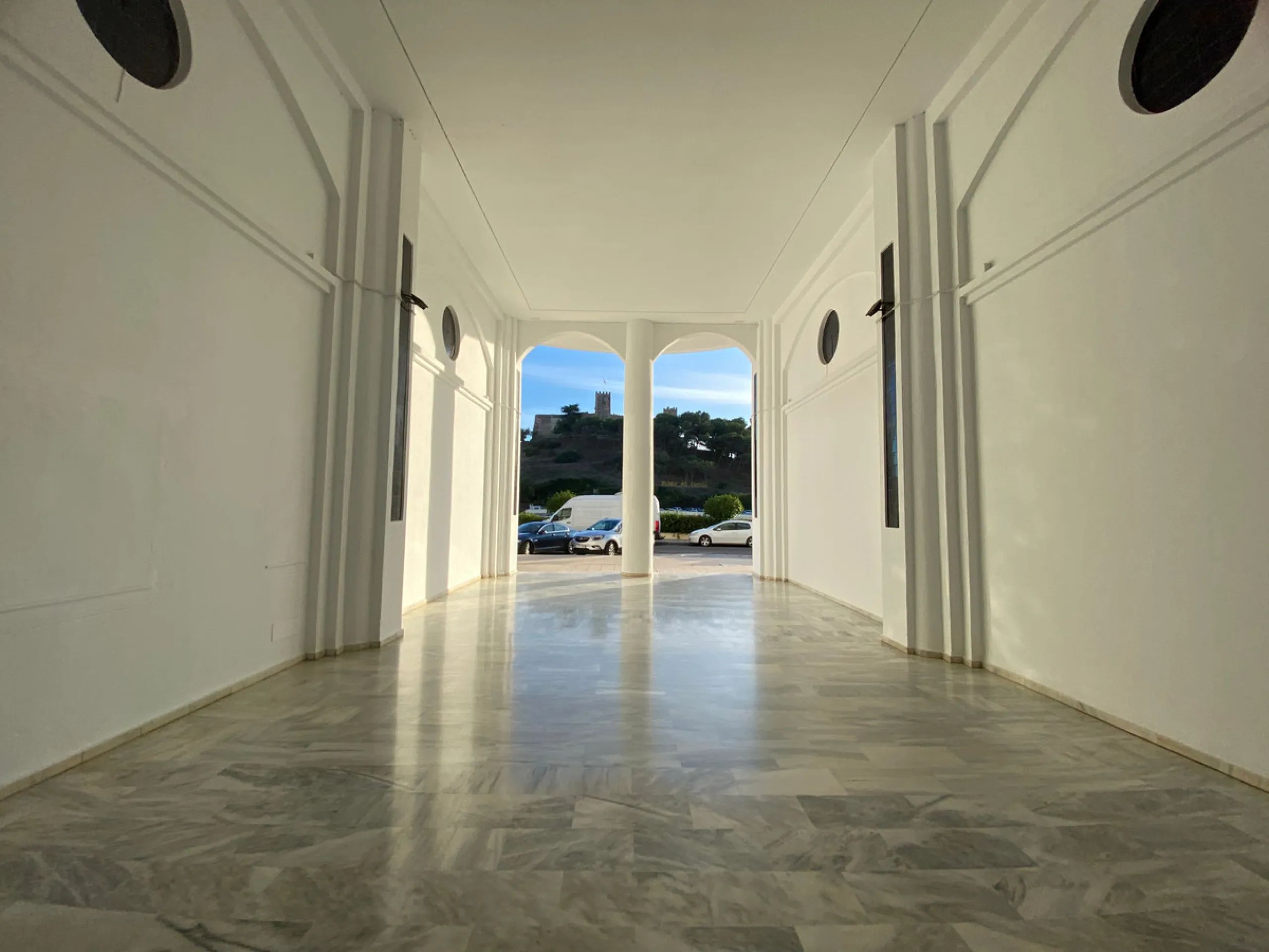 This beachside apartment is a unique investment opportunity. Facing south and west, it offers luminosity all day and impressive views of the sea, the coast, mountains and a castle. Renovated and in excellent condition, it has a fully equipped kitchen, mar