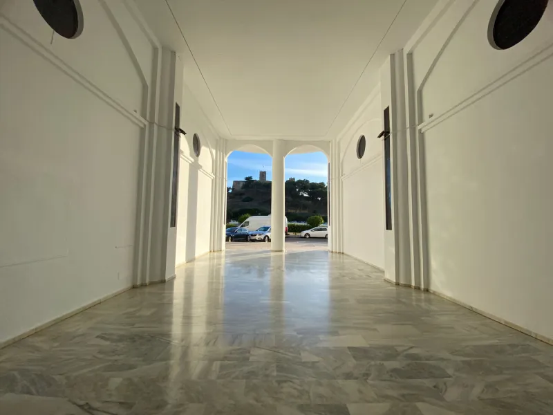 This beachside apartment is a unique investment opportunity. Facing south and west, it offers luminosity all day and impressive views of the sea, the coast, mountains and a castle. Renovated and in excellent condition, it has a fully equipped kitchen, mar
