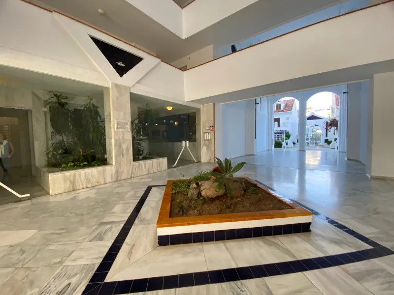 This beachside apartment is a unique investment opportunity. Facing south and west, it offers luminosity all day and impressive views of the sea, the coast, mountains and a castle. Renovated and in excellent condition, it has a fully equipped kitchen, mar