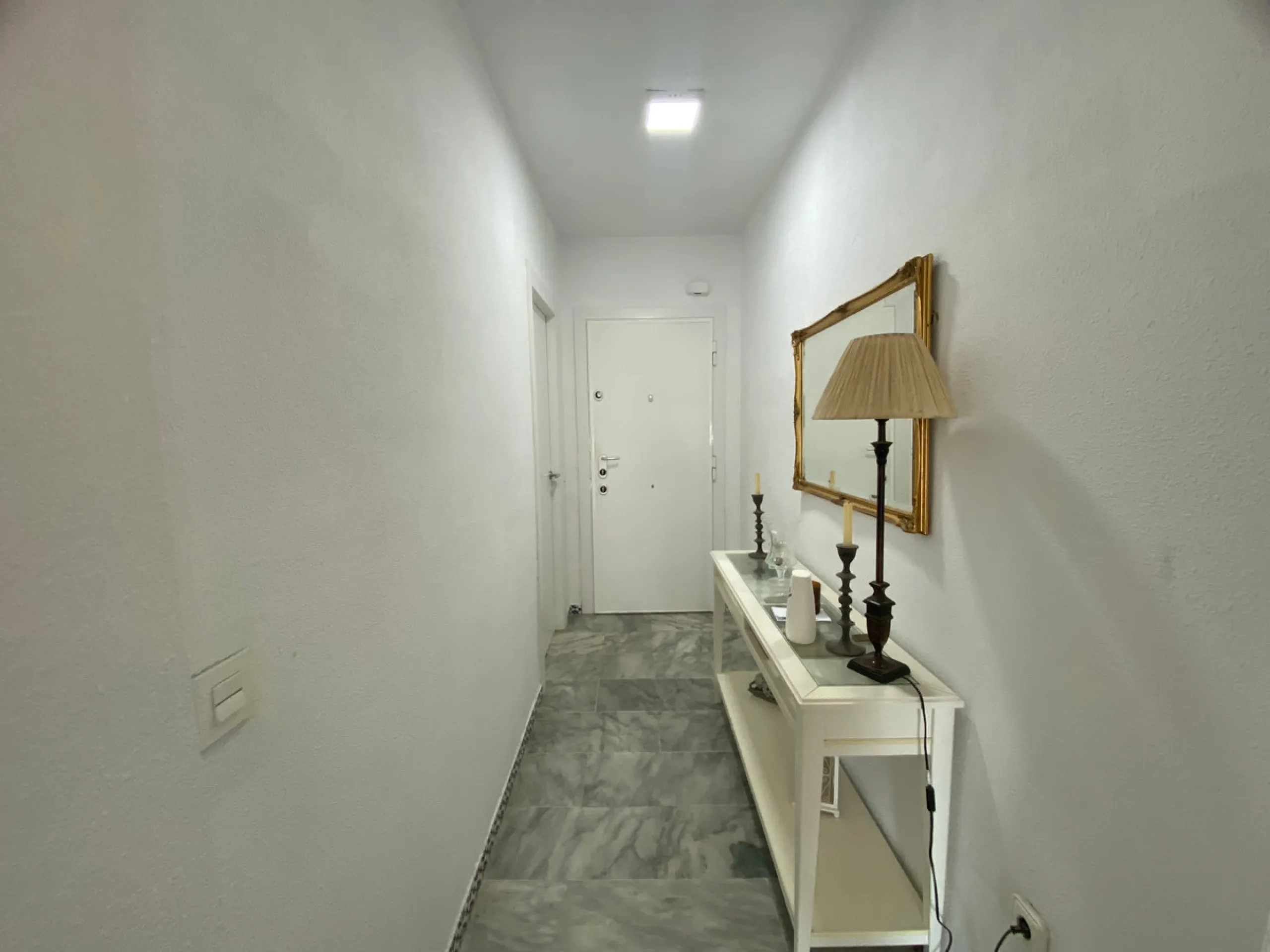 This beachside apartment is a unique investment opportunity. Facing south and west, it offers luminosity all day and impressive views of the sea, the coast, mountains and a castle. Renovated and in excellent condition, it has a fully equipped kitchen, mar