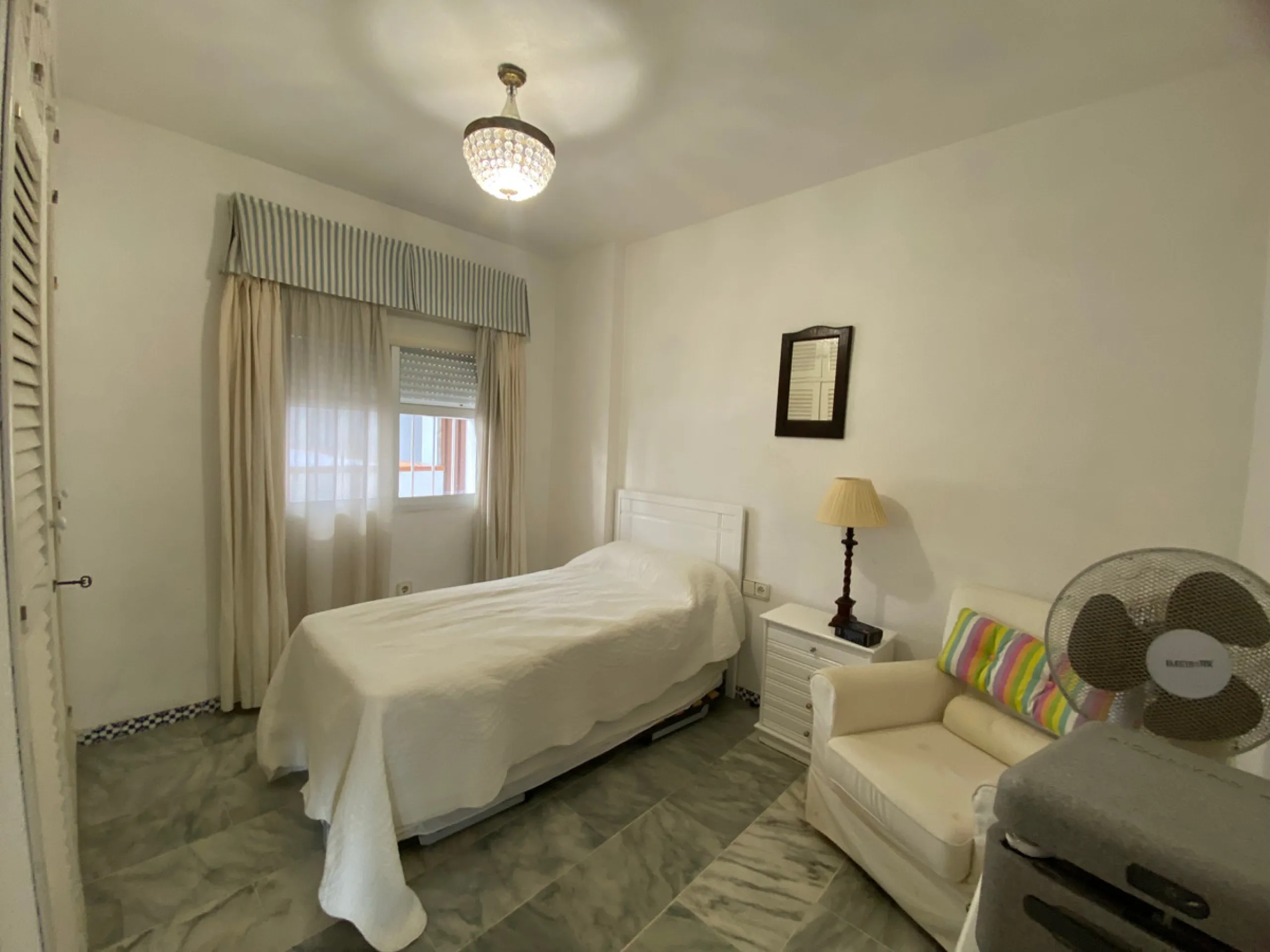 This beachside apartment is a unique investment opportunity. Facing south and west, it offers luminosity all day and impressive views of the sea, the coast, mountains and a castle. Renovated and in excellent condition, it has a fully equipped kitchen, mar