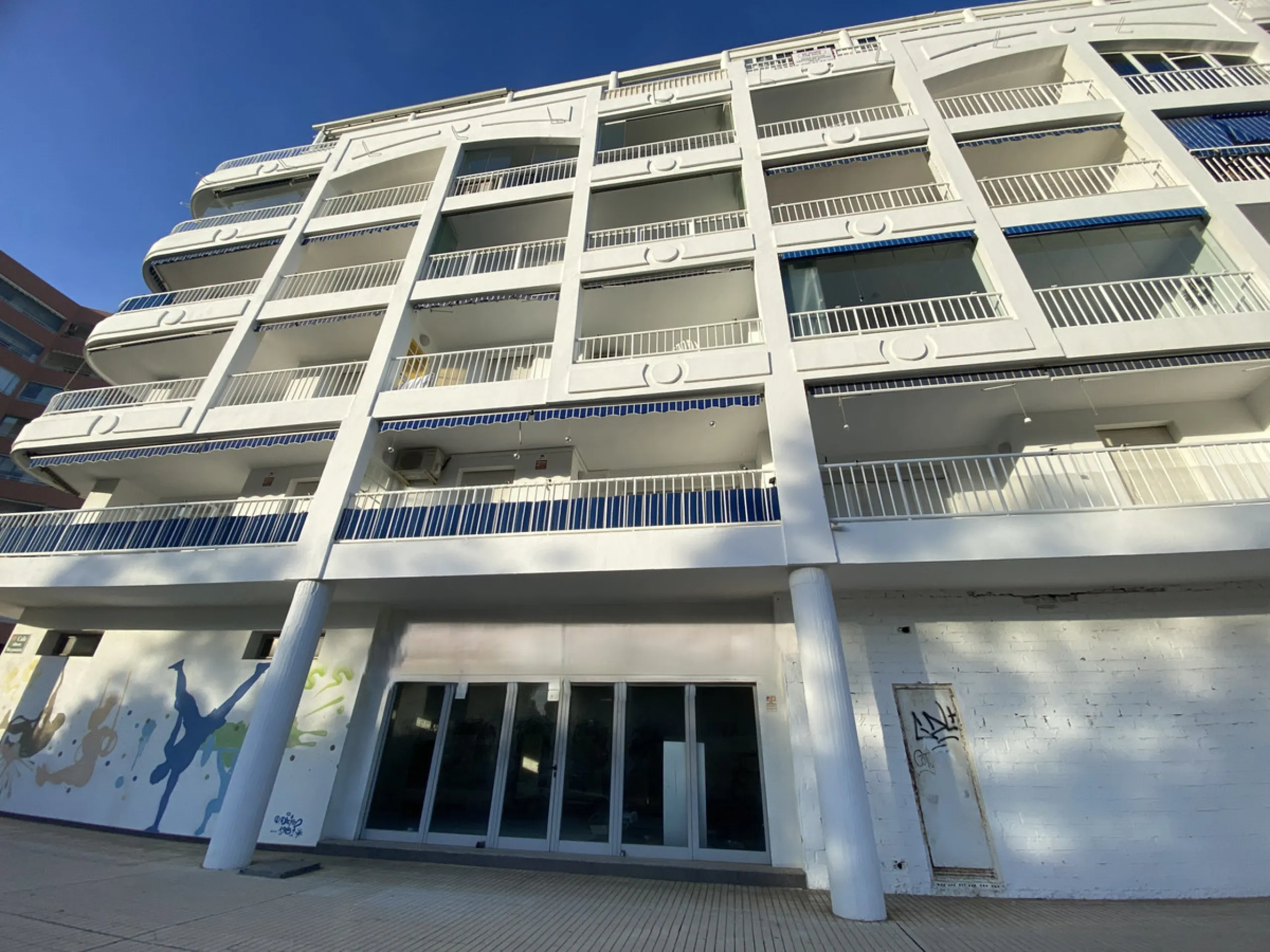 This beachside apartment is a unique investment opportunity. Facing south and west, it offers luminosity all day and impressive views of the sea, the coast, mountains and a castle. Renovated and in excellent condition, it has a fully equipped kitchen, mar