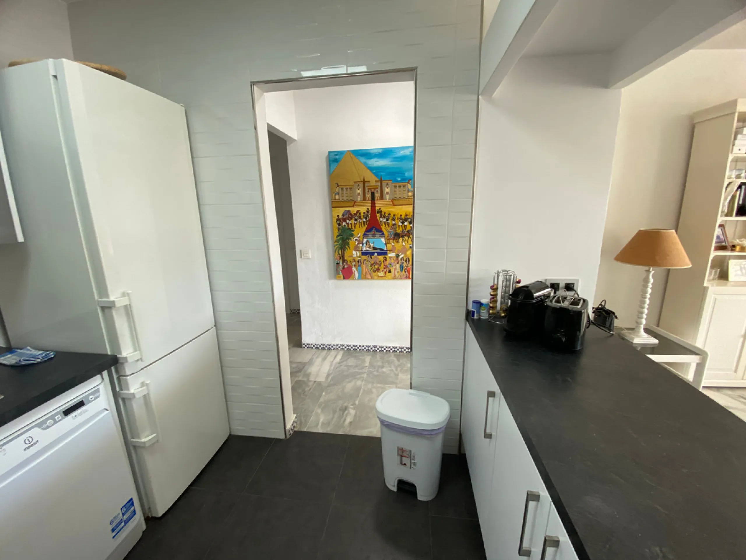 This beachside apartment is a unique investment opportunity. Facing south and west, it offers luminosity all day and impressive views of the sea, the coast, mountains and a castle. Renovated and in excellent condition, it has a fully equipped kitchen, mar