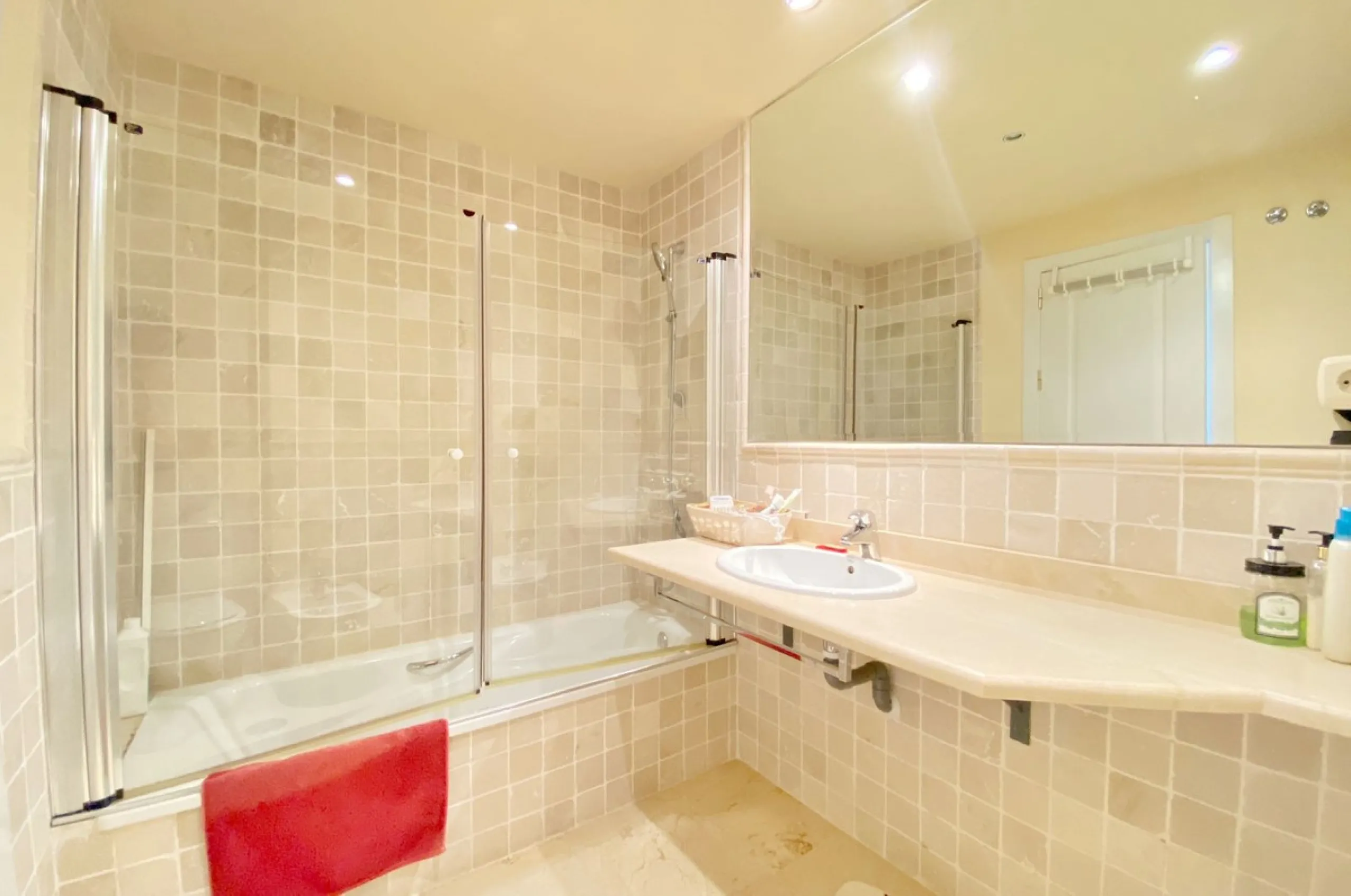 Exclusive 2 bedroom/2 bathroom penthouse in a luxurious complex.