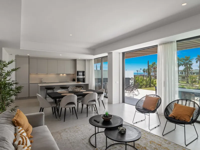 Welcome to this beautiful beachside apartment located in a newly built gated community in Torremolinos. This beautifully furnished 3-bedroom apartment accommodates up to 6 people and is ideal for those looking for a comfortable and luxurious home in the s