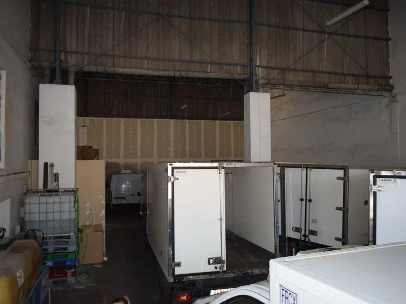 For sale in the polygon of the sugar company is this industrial ship of almost 1,200 m2, which has been divided into three similar naves of 400 m2 each with independent entrance, the height of the ship goes from 6 meters to 10 meters, It can be done up to