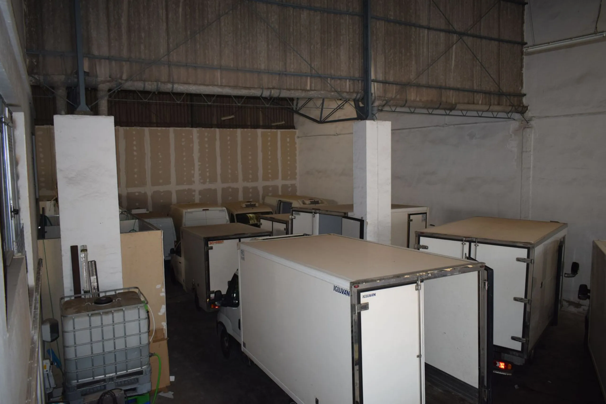 For sale in the polygon of the sugar company is this industrial ship of almost 1,200 m2, which has been divided into three similar naves of 400 m2 each with independent entrance, the height of the ship goes from 6 meters to 10 meters, It can be done up to