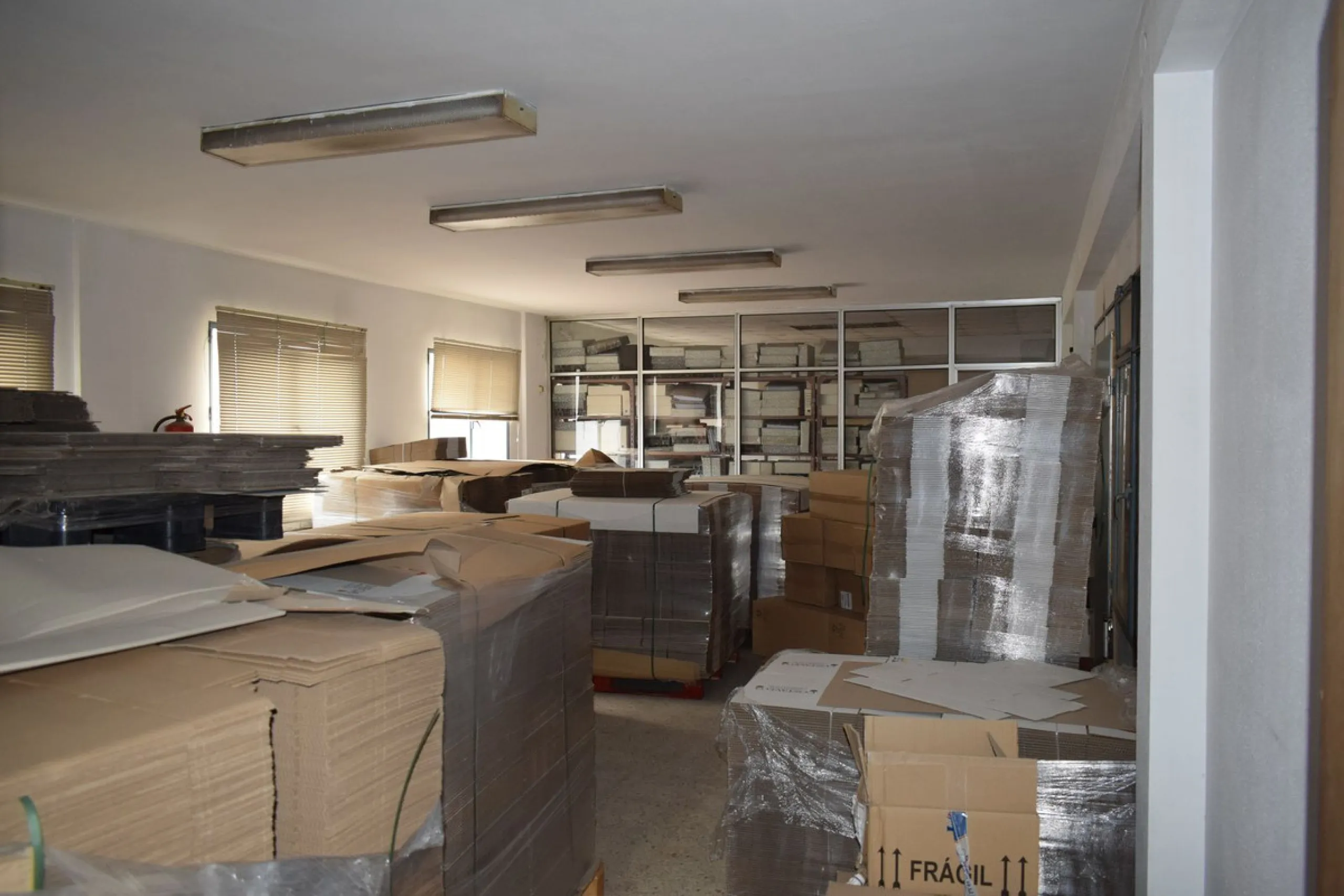For sale in the polygon of the sugar company is this industrial ship of almost 1,200 m2, which has been divided into three similar naves of 400 m2 each with independent entrance, the height of the ship goes from 6 meters to 10 meters, It can be done up to