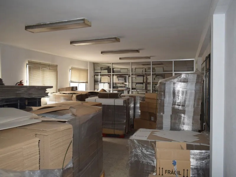 For sale in the polygon of the sugar company is this industrial ship of almost 1,200 m2, which has been divided into three similar naves of 400 m2 each with independent entrance, the height of the ship goes from 6 meters to 10 meters, It can be done up to