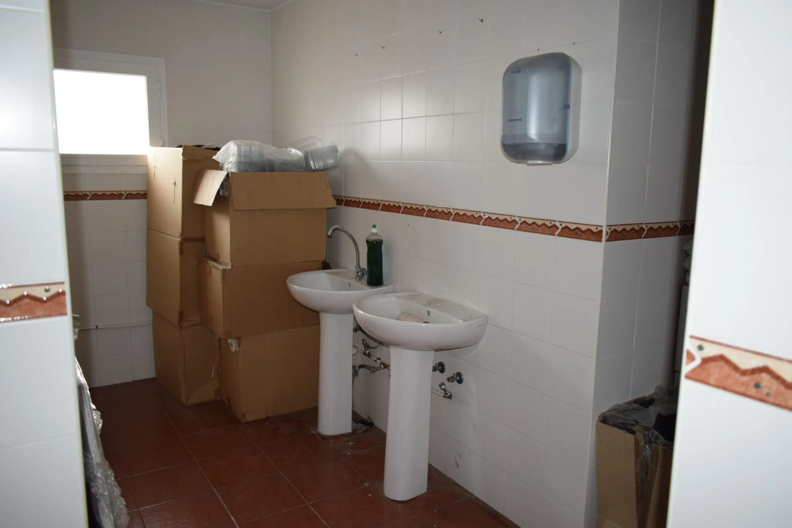 For sale in the polygon of the sugar company is this industrial ship of almost 1,200 m2, which has been divided into three similar naves of 400 m2 each with independent entrance, the height of the ship goes from 6 meters to 10 meters, It can be done up to