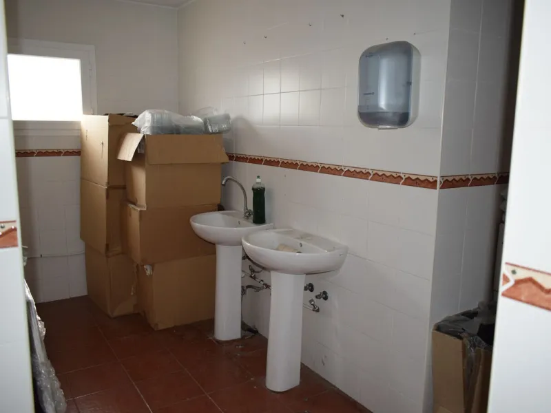 For sale in the polygon of the sugar company is this industrial ship of almost 1,200 m2, which has been divided into three similar naves of 400 m2 each with independent entrance, the height of the ship goes from 6 meters to 10 meters, It can be done up to