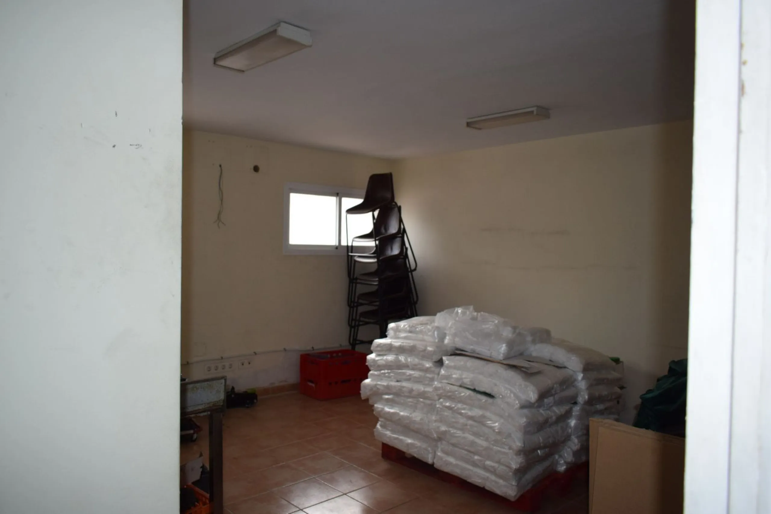 For sale in the polygon of the sugar company is this industrial ship of almost 1,200 m2, which has been divided into three similar naves of 400 m2 each with independent entrance, the height of the ship goes from 6 meters to 10 meters, It can be done up to