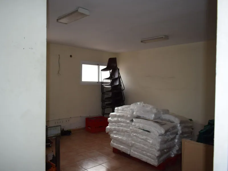 For sale in the polygon of the sugar company is this industrial ship of almost 1,200 m2, which has been divided into three similar naves of 400 m2 each with independent entrance, the height of the ship goes from 6 meters to 10 meters, It can be done up to