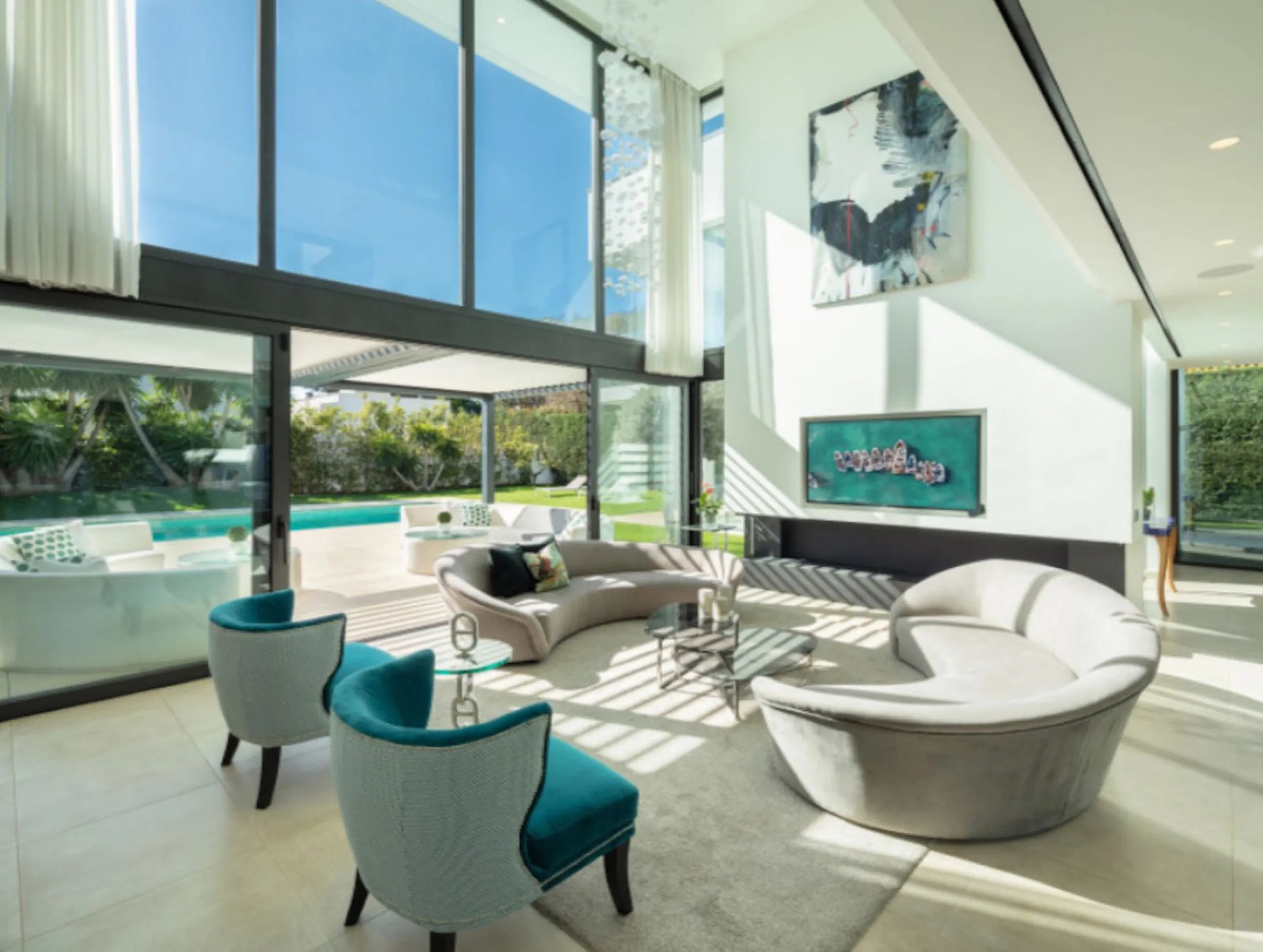 This contemporary villa provides the ultimate in beach side luxury living. Located in the beautiful beachside resort of Puerto Banus, 200 meters walking distance to the beach, close to shops and nightlife of Puerto Banus and short driving distance from Ma