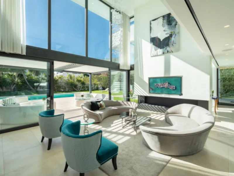 This contemporary villa provides the ultimate in beach side luxury living. Located in the beautiful beachside resort of Puerto Banus, 200 meters walking distance to the beach, close to shops and nightlife of Puerto Banus and short driving distance from Ma