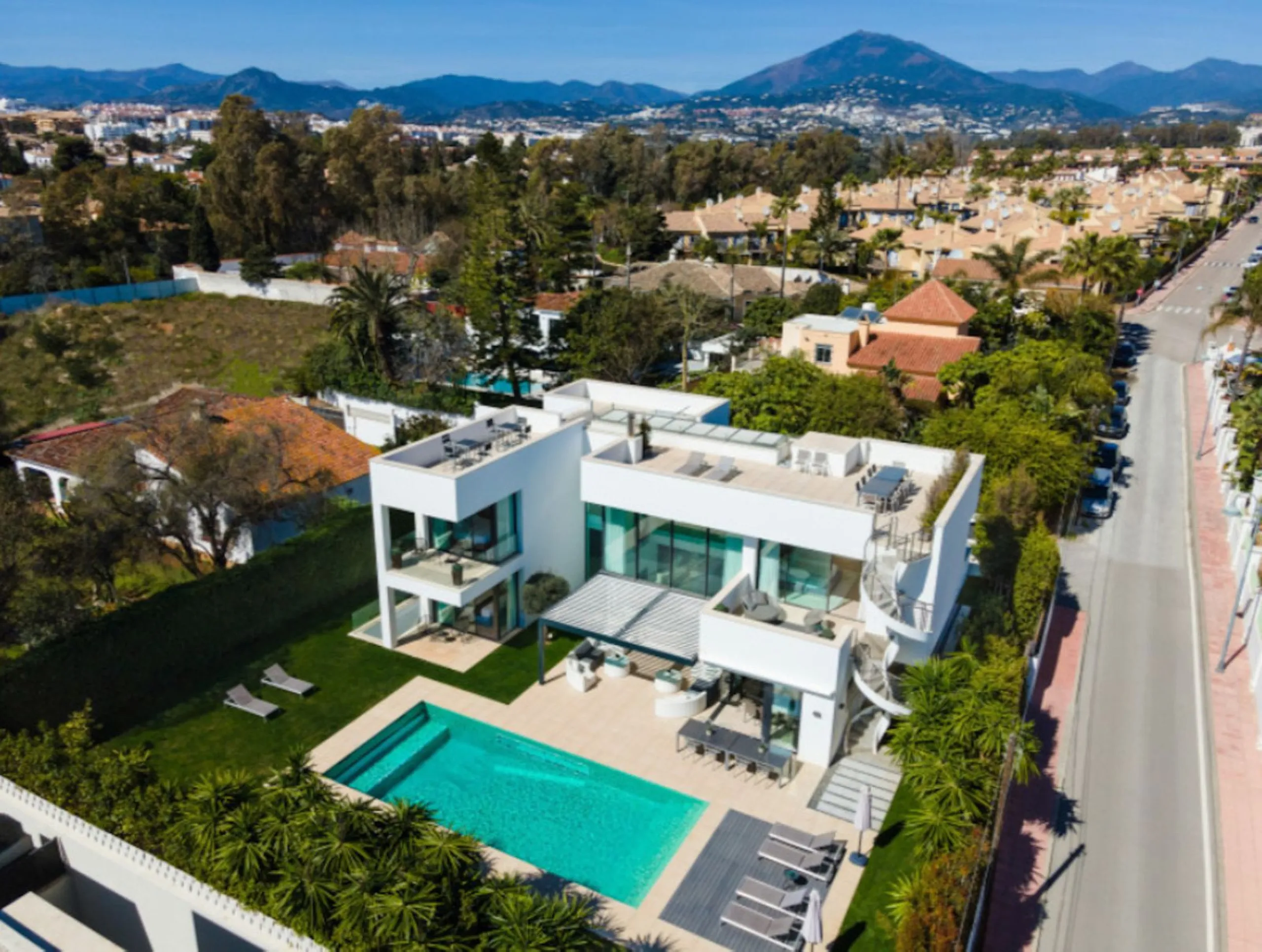 This contemporary villa provides the ultimate in beach side luxury living. Located in the beautiful beachside resort of Puerto Banus, 200 meters walking distance to the beach, close to shops and nightlife of Puerto Banus and short driving distance from Ma