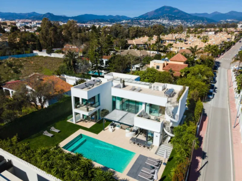 This contemporary villa provides the ultimate in beach side luxury living. Located in the beautiful beachside resort of Puerto Banus, 200 meters walking distance to the beach, close to shops and nightlife of Puerto Banus and short driving distance from Ma