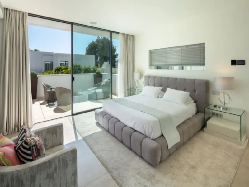 This contemporary villa provides the ultimate in beach side luxury living. Located in the beautiful beachside resort of Puerto Banus, 200 meters walking distance to the beach, close to shops and nightlife of Puerto Banus and short driving distance from Ma