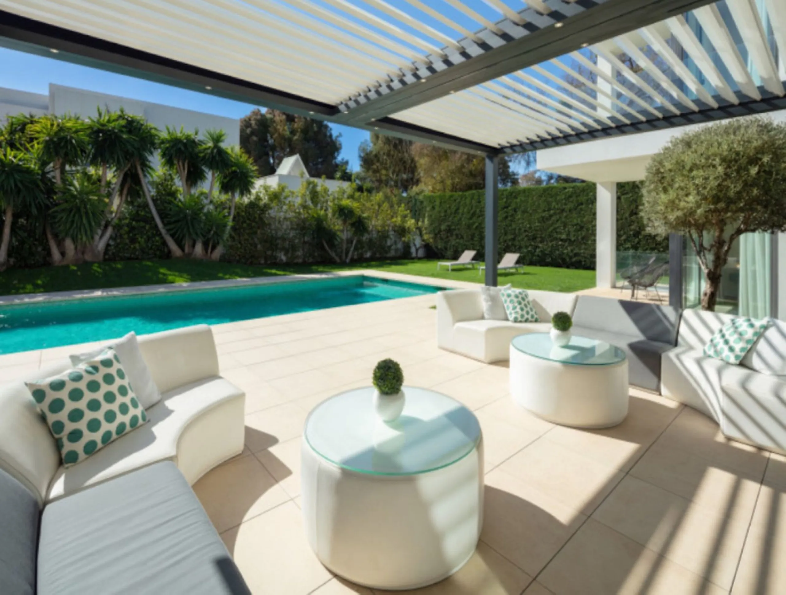 This contemporary villa provides the ultimate in beach side luxury living. Located in the beautiful beachside resort of Puerto Banus, 200 meters walking distance to the beach, close to shops and nightlife of Puerto Banus and short driving distance from Ma