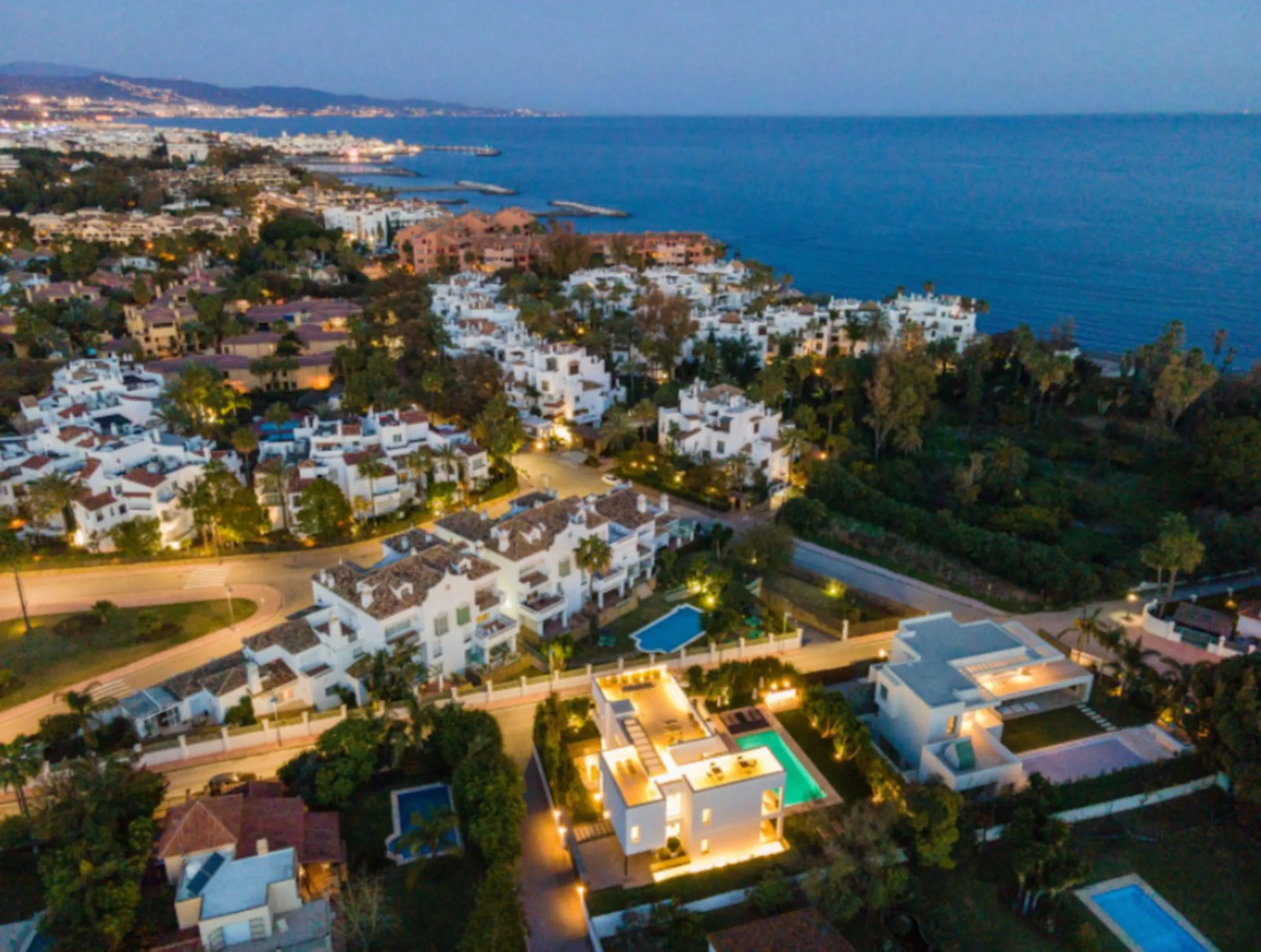 This contemporary villa provides the ultimate in beach side luxury living. Located in the beautiful beachside resort of Puerto Banus, 200 meters walking distance to the beach, close to shops and nightlife of Puerto Banus and short driving distance from Ma