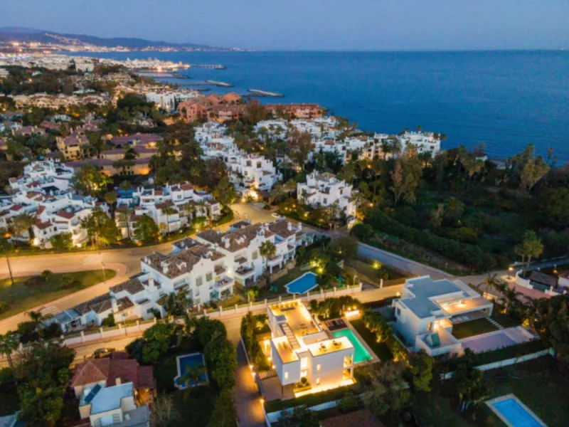 This contemporary villa provides the ultimate in beach side luxury living. Located in the beautiful beachside resort of Puerto Banus, 200 meters walking distance to the beach, close to shops and nightlife of Puerto Banus and short driving distance from Ma