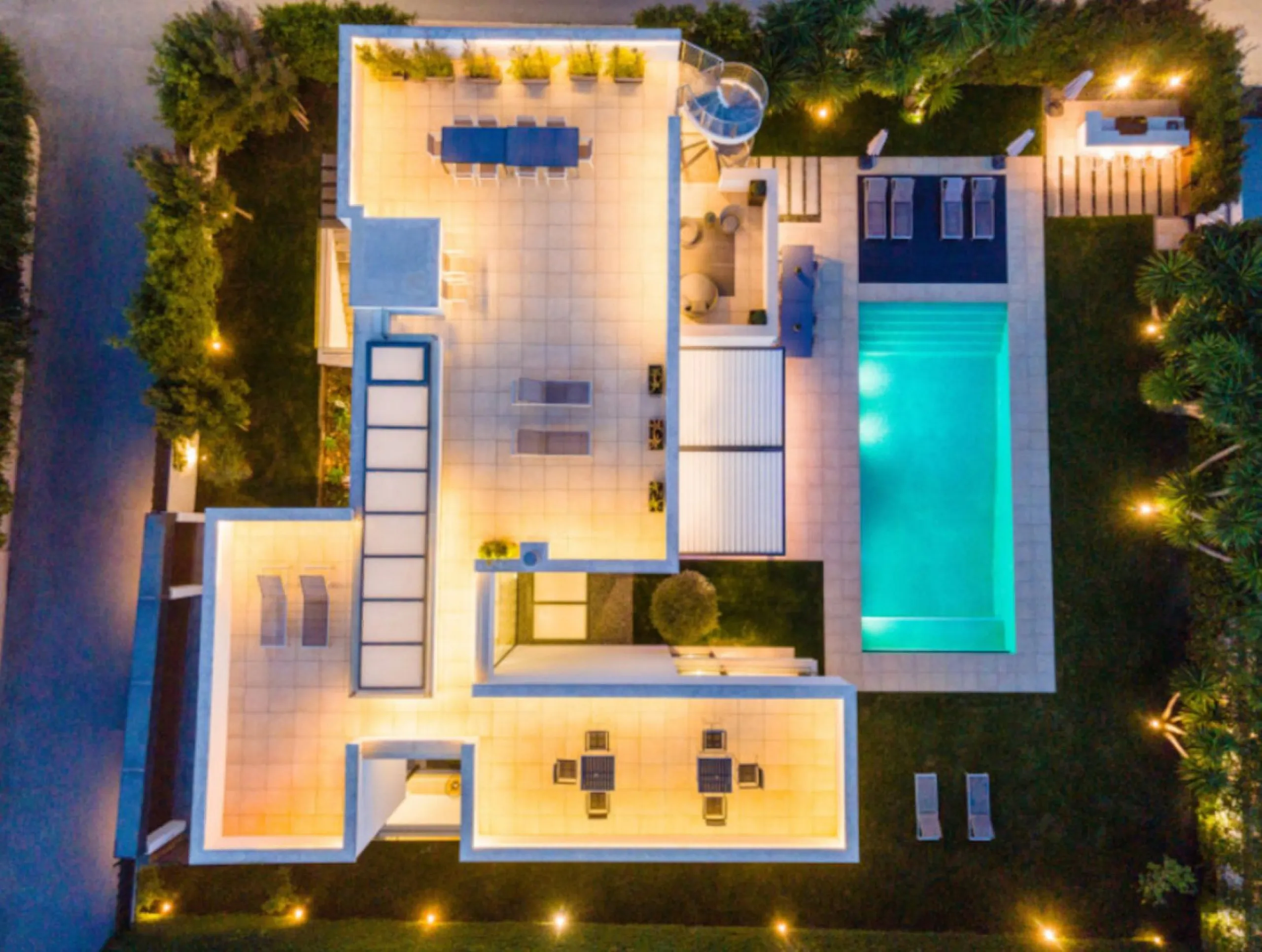 This contemporary villa provides the ultimate in beach side luxury living. Located in the beautiful beachside resort of Puerto Banus, 200 meters walking distance to the beach, close to shops and nightlife of Puerto Banus and short driving distance from Ma