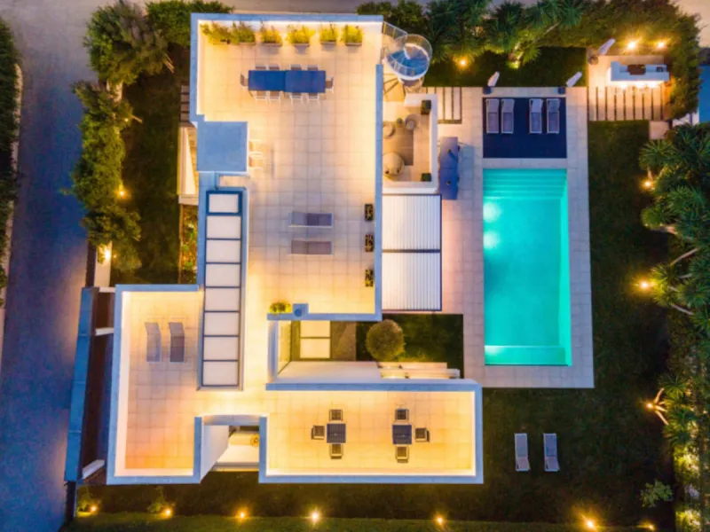 This contemporary villa provides the ultimate in beach side luxury living. Located in the beautiful beachside resort of Puerto Banus, 200 meters walking distance to the beach, close to shops and nightlife of Puerto Banus and short driving distance from Ma