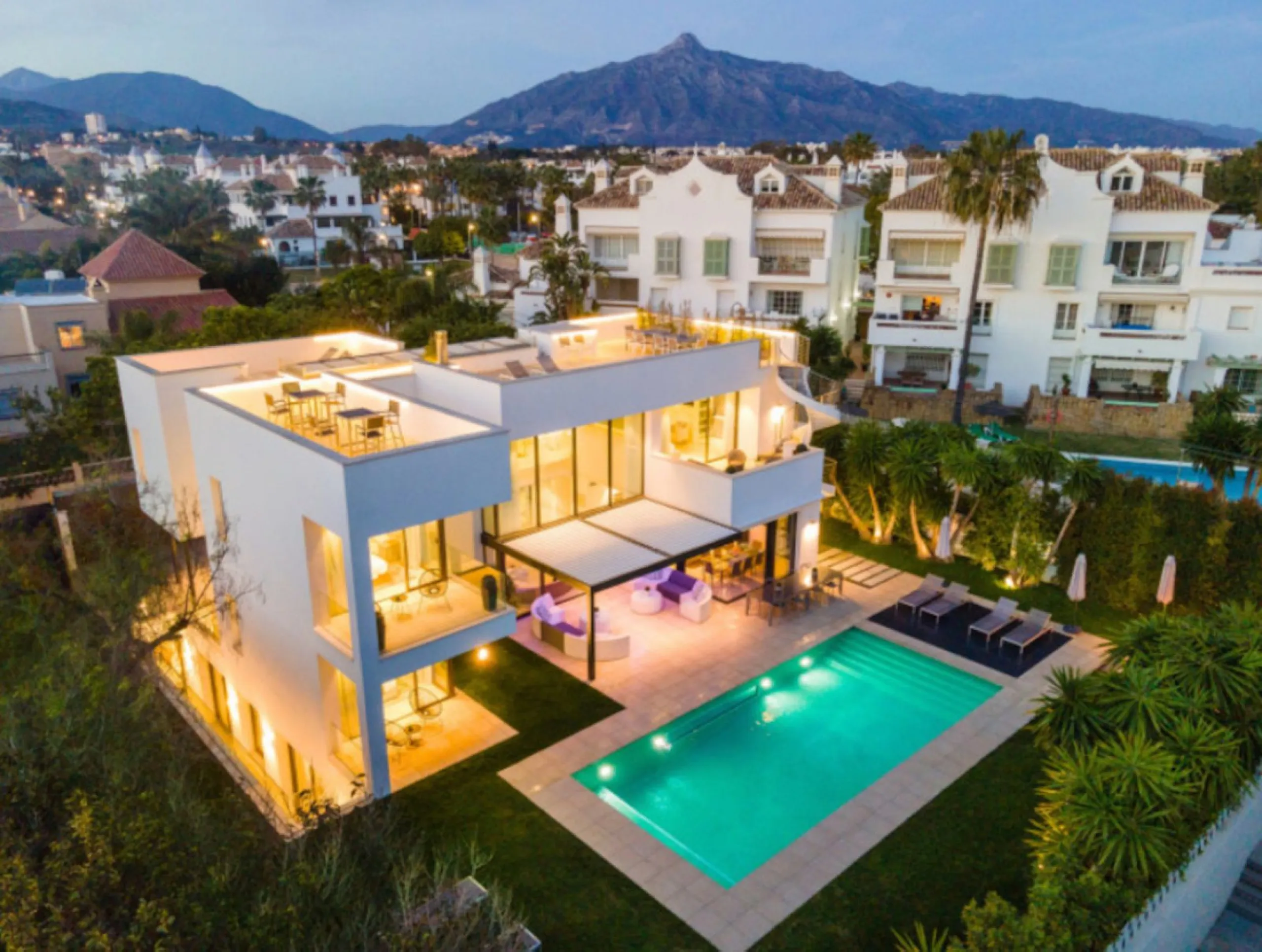 This contemporary villa provides the ultimate in beach side luxury living. Located in the beautiful beachside resort of Puerto Banus, 200 meters walking distance to the beach, close to shops and nightlife of Puerto Banus and short driving distance from Ma