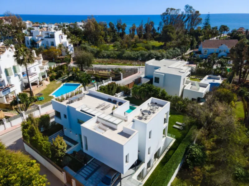 This contemporary villa provides the ultimate in beach side luxury living. Located in the beautiful beachside resort of Puerto Banus, 200 meters walking distance to the beach, close to shops and nightlife of Puerto Banus and short driving distance from Ma