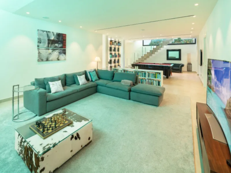 This contemporary villa provides the ultimate in beach side luxury living. Located in the beautiful beachside resort of Puerto Banus, 200 meters walking distance to the beach, close to shops and nightlife of Puerto Banus and short driving distance from Ma