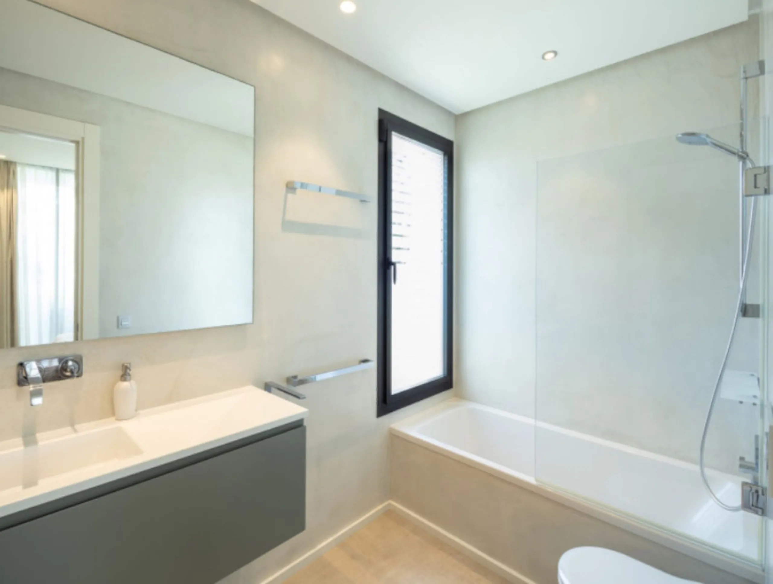 This contemporary villa provides the ultimate in beach side luxury living. Located in the beautiful beachside resort of Puerto Banus, 200 meters walking distance to the beach, close to shops and nightlife of Puerto Banus and short driving distance from Ma