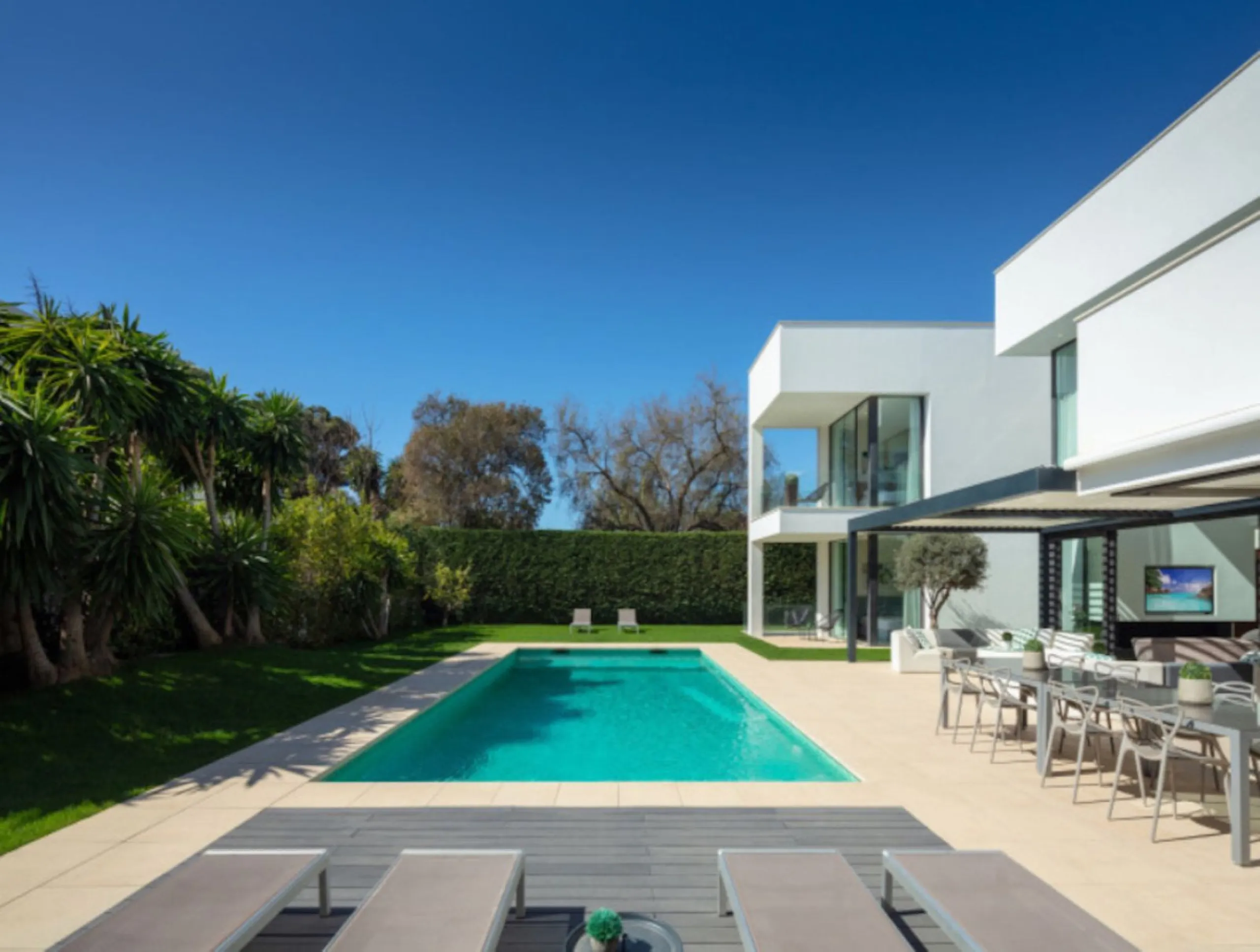 This contemporary villa provides the ultimate in beach side luxury living. Located in the beautiful beachside resort of Puerto Banus, 200 meters walking distance to the beach, close to shops and nightlife of Puerto Banus and short driving distance from Ma