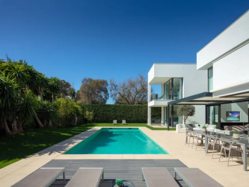 This contemporary villa provides the ultimate in beach side luxury living. Located in the beautiful beachside resort of Puerto Banus, 200 meters walking distance to the beach, close to shops and nightlife of Puerto Banus and short driving distance from Ma