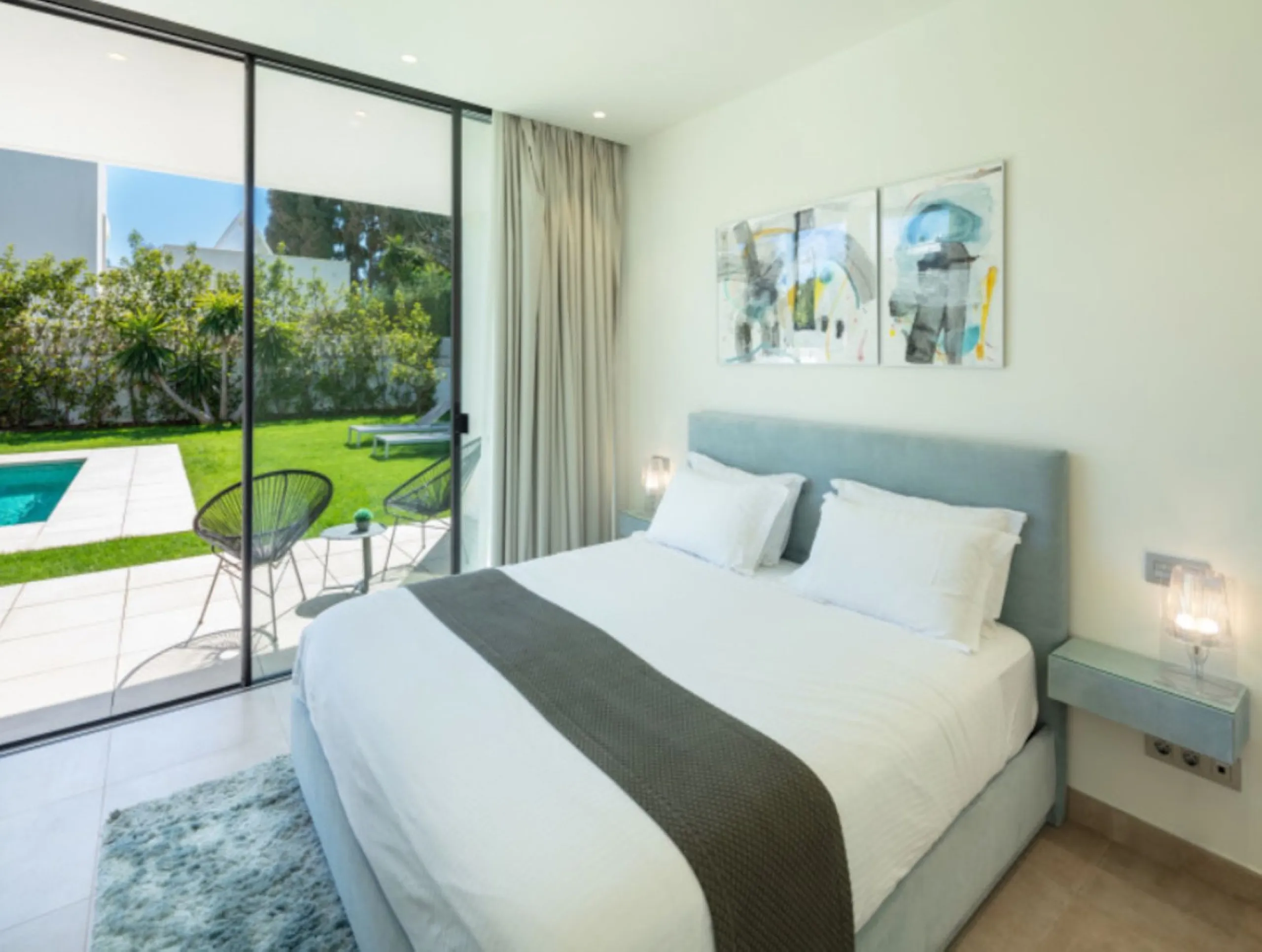 This contemporary villa provides the ultimate in beach side luxury living. Located in the beautiful beachside resort of Puerto Banus, 200 meters walking distance to the beach, close to shops and nightlife of Puerto Banus and short driving distance from Ma