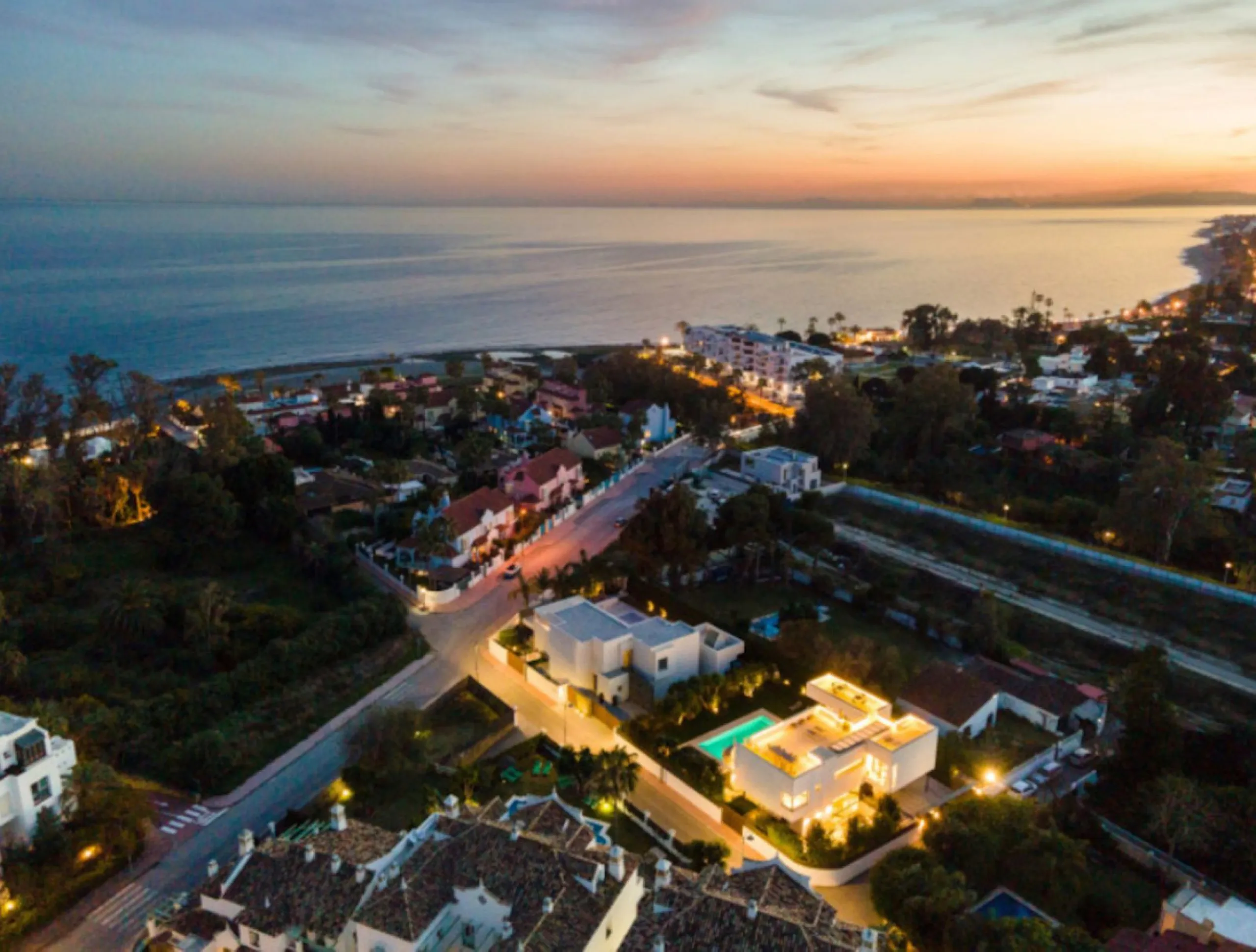 This contemporary villa provides the ultimate in beach side luxury living. Located in the beautiful beachside resort of Puerto Banus, 200 meters walking distance to the beach, close to shops and nightlife of Puerto Banus and short driving distance from Ma