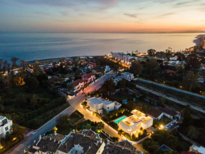 This contemporary villa provides the ultimate in beach side luxury living. Located in the beautiful beachside resort of Puerto Banus, 200 meters walking distance to the beach, close to shops and nightlife of Puerto Banus and short driving distance from Ma
