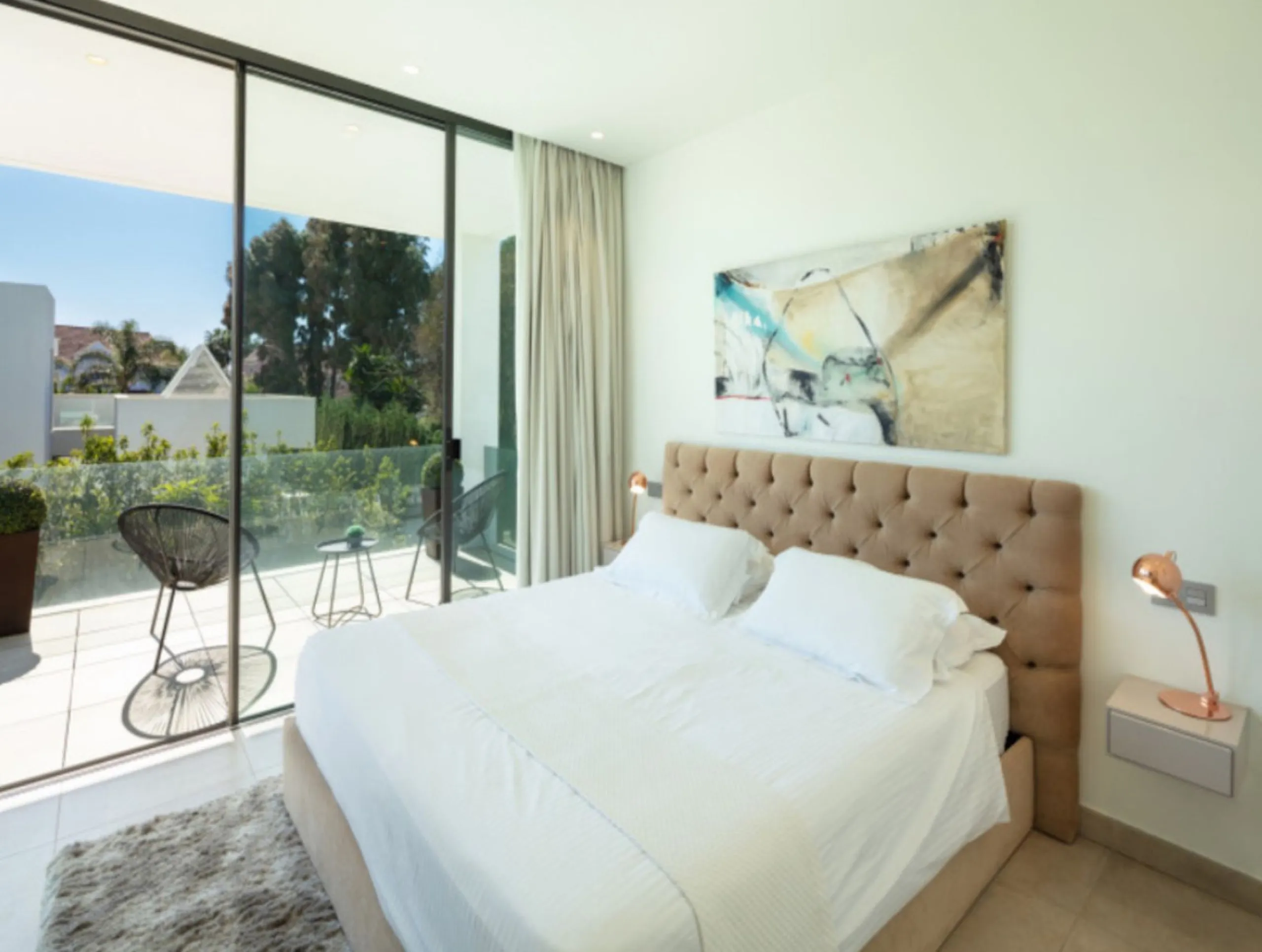This contemporary villa provides the ultimate in beach side luxury living. Located in the beautiful beachside resort of Puerto Banus, 200 meters walking distance to the beach, close to shops and nightlife of Puerto Banus and short driving distance from Ma