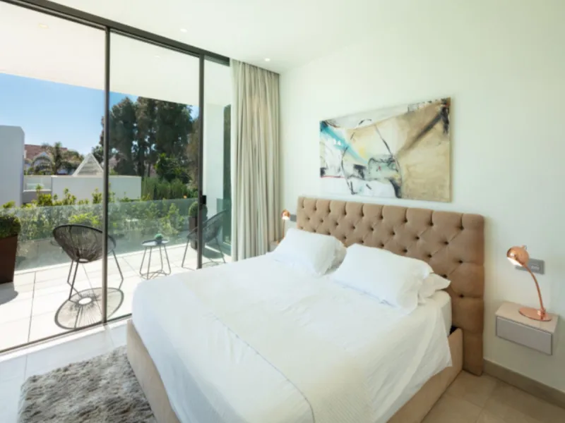 This contemporary villa provides the ultimate in beach side luxury living. Located in the beautiful beachside resort of Puerto Banus, 200 meters walking distance to the beach, close to shops and nightlife of Puerto Banus and short driving distance from Ma