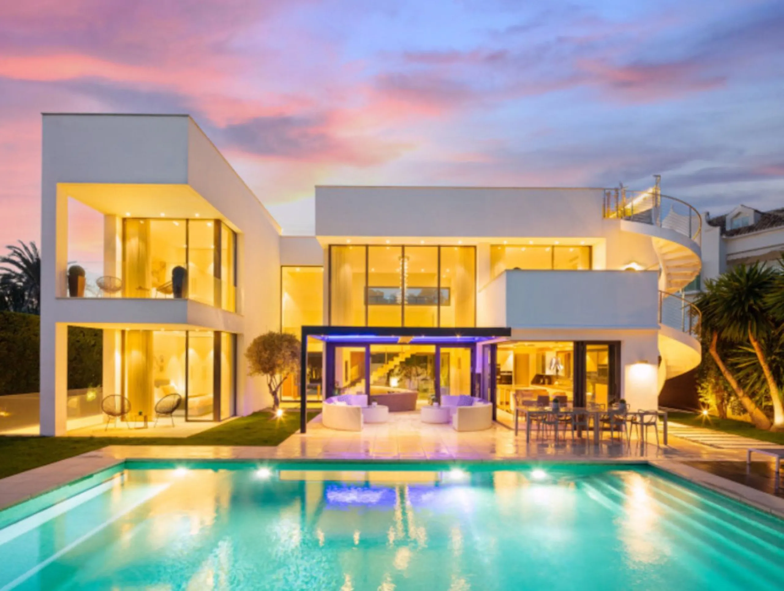 This contemporary villa provides the ultimate in beach side luxury living. Located in the beautiful beachside resort of Puerto Banus, 200 meters walking distance to the beach, close to shops and nightlife of Puerto Banus and short driving distance from Ma