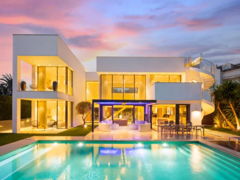 This contemporary villa provides the ultimate in beach side luxury living. Located in the beautiful beachside resort of Puerto Banus, 200 meters walking distance to the beach, close to shops and nightlife of Puerto Banus and short driving distance from Ma